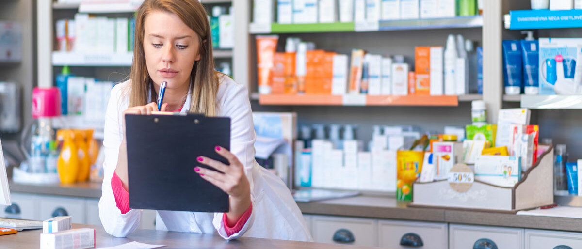 Eine Apothekerin/PTA grübelt über die Medikamentenbestellung