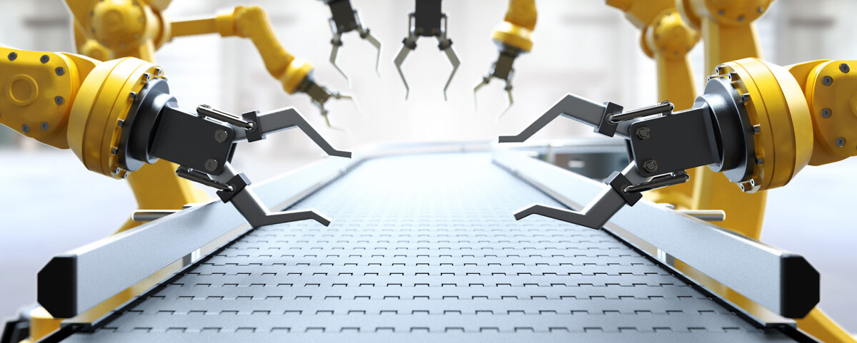 Mehrere Robotergreifarme an einem Fließband