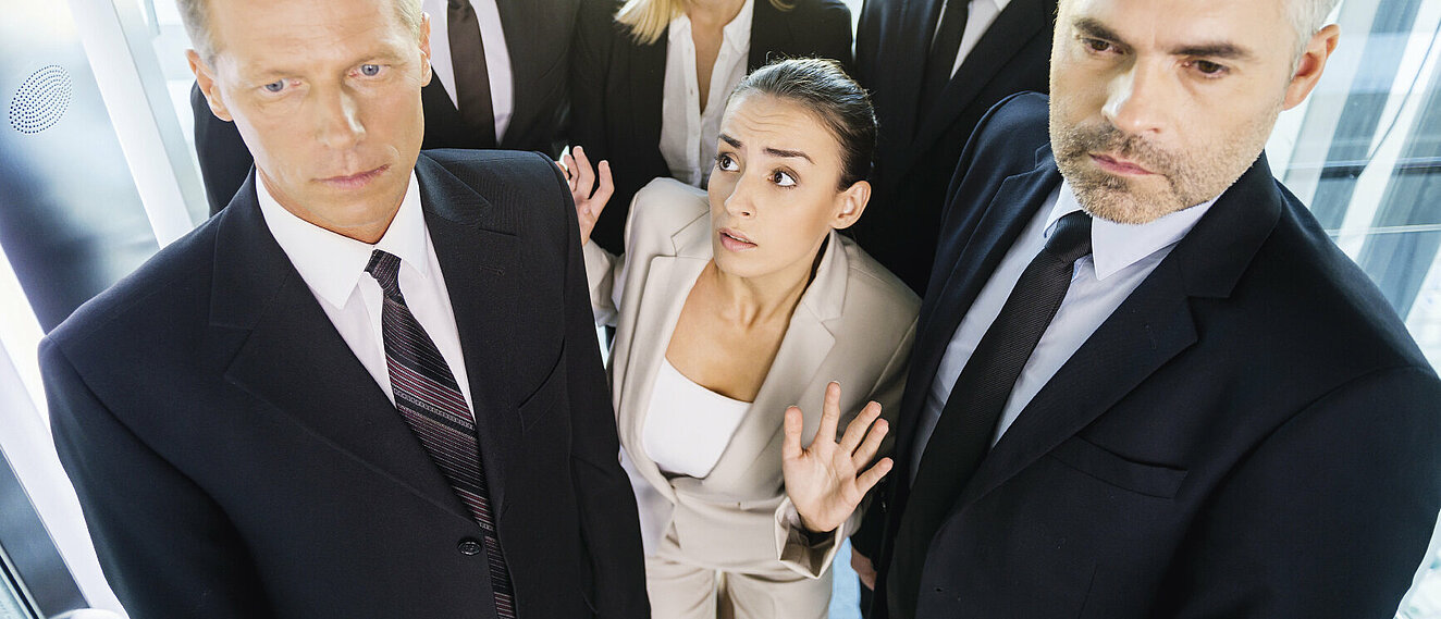 © gstockstudio / stock.adobe.com Menschen im Aufzug © gstockstudio / stock.adobe.com