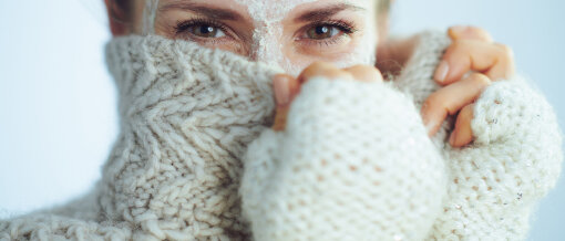 Frau trägt kosmetische Gesichtsmaske auf der Haut. © CentralITAlliance / iStock / Getty Images