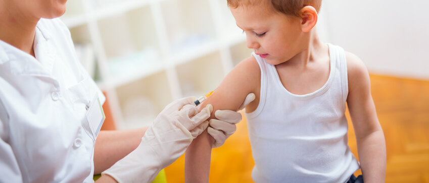 Ärztin impft ein Kind