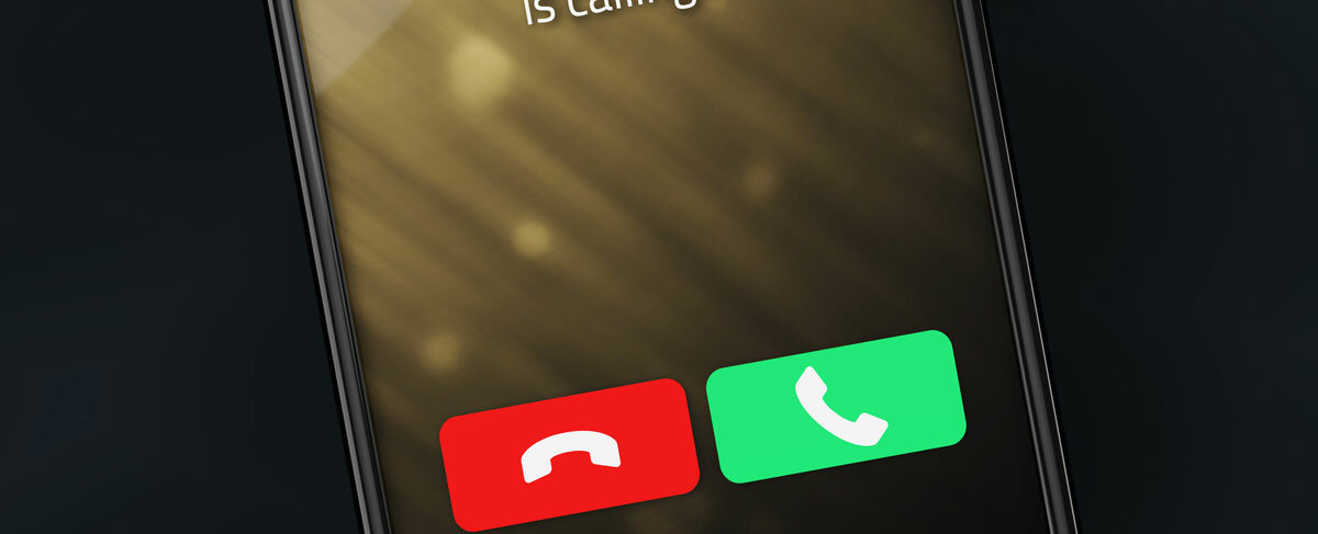 Auf einem Smartphone geht ein Anruf ein, das Display zeigt an "The Past is calling".