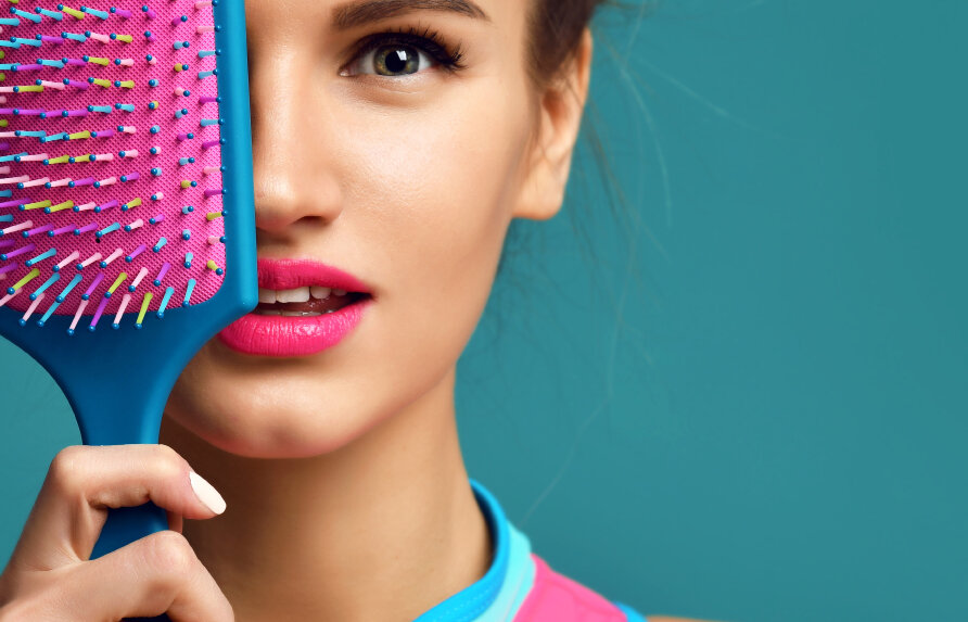 Frau mit Haarbürste © dml5050 / iStock / Getty Images