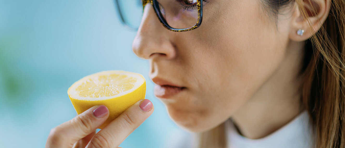 Frau riecht an Zitrone. © microgen / wiStock / Getty Images Plus