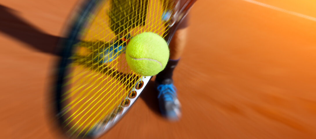 Tennisball auf Schläger © mikdam / iStock / Getty Images