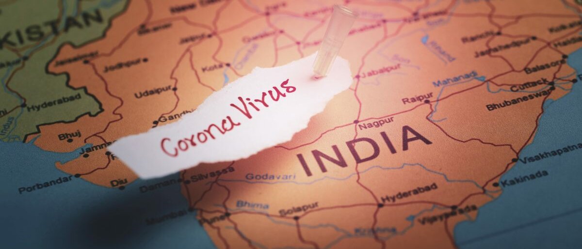 Eine Landkarte, auf der Indien zu sehen ist. Daran wurde ein Stück Papier gepinnt.