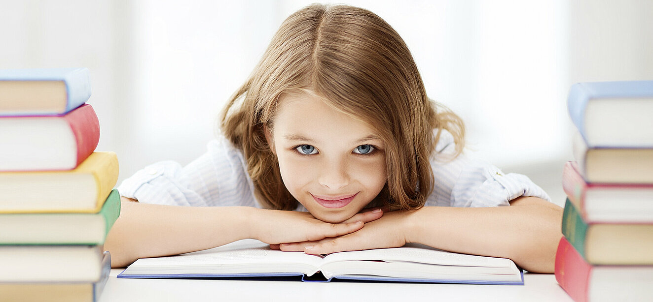Mädchen über Büchern © dolgachov / iStock / Thinkstock