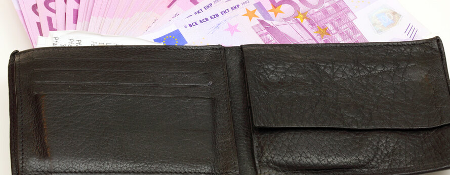 Dicke Brieftasche mit Scheinen