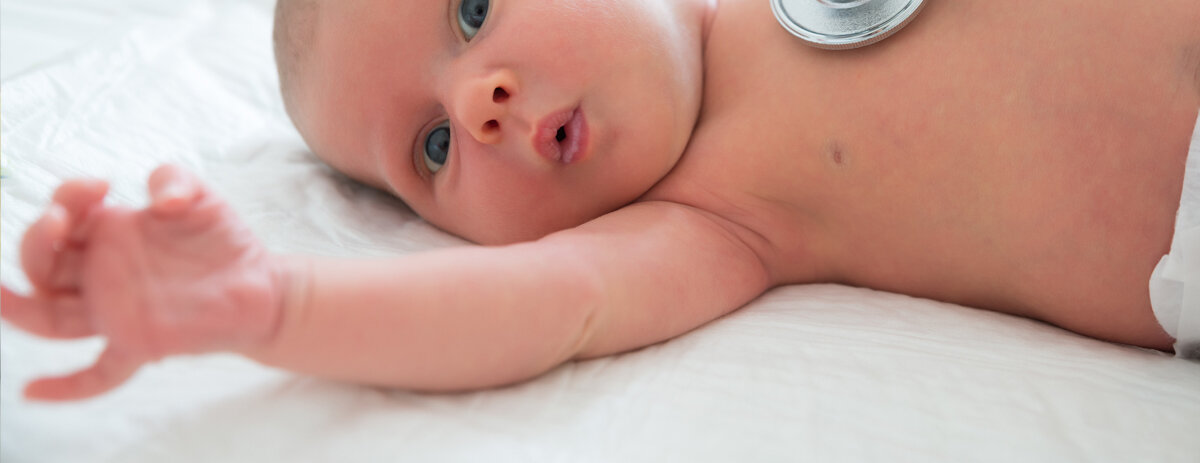 Ein Säugling bei einer Routineuntersuchung beim Arzt.