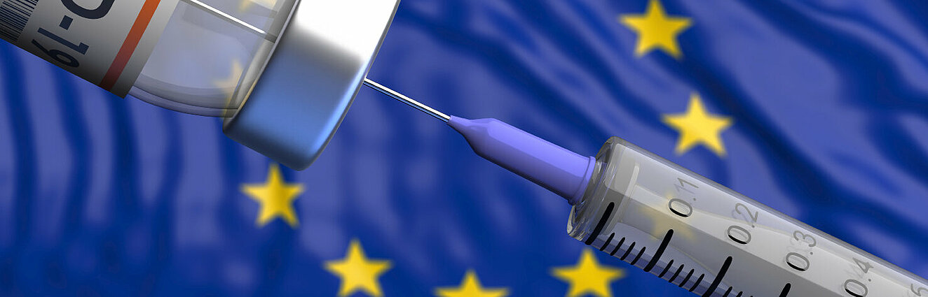Impfstoff vor EU-Flagge. © Rawf8 / iStock / Getty Images Plus