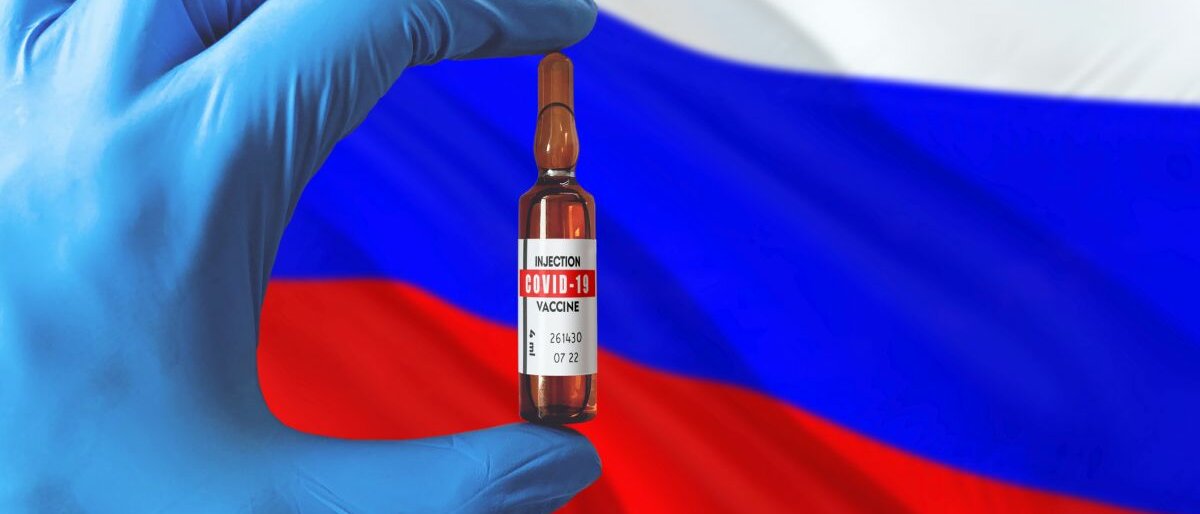 Corona-Impfstoff vor einer Russlandflagge.