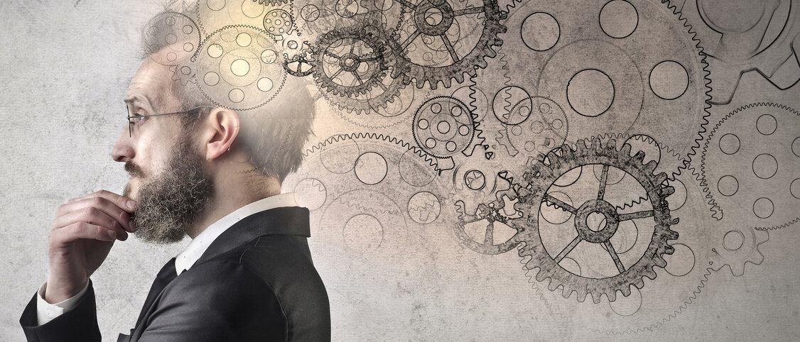 Nachdenklicher Mann im Hintergrund Zahnräder