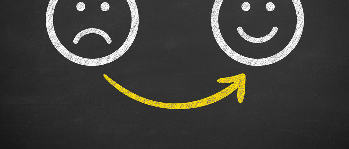 Ein trauriger Smiley verändert sich zum fröhlichen Smiley