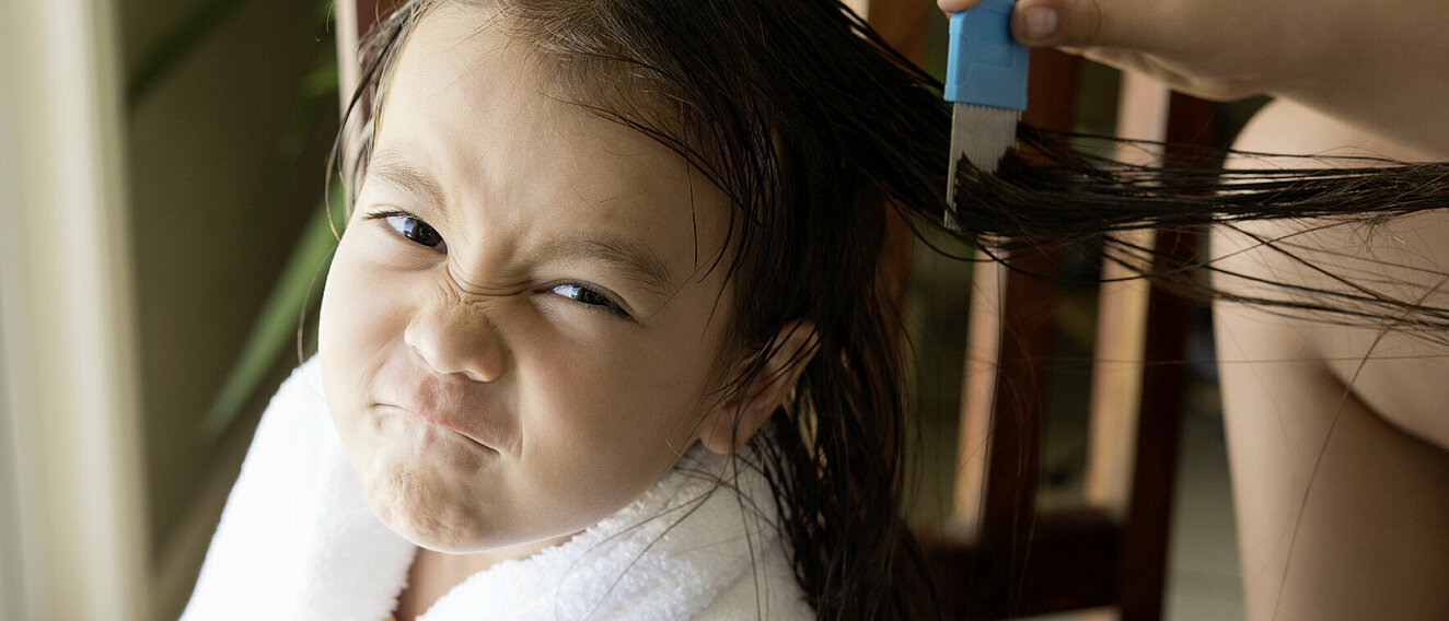 Kind wird gekämmt © YSach / iStock / Getty Images