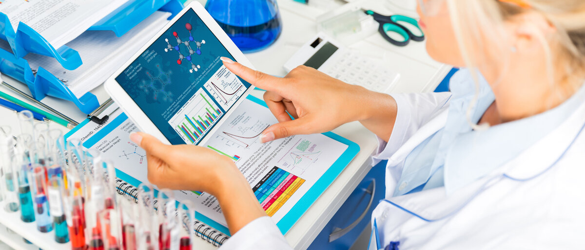 Junge Frau im Labor bei der Wirkstoffentwicklung