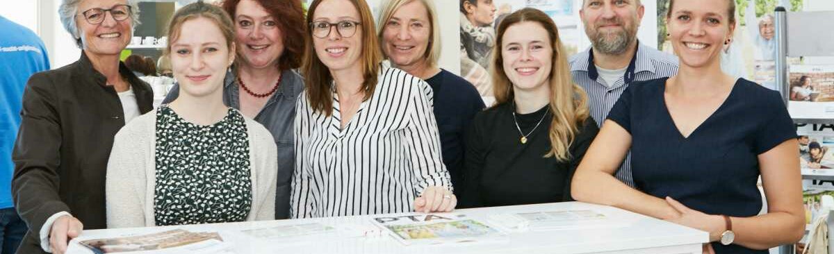 Ein Gruppenbild des Teams der PTA IN DER APOTHEKE im Messestand der letztjährigen Expopharm