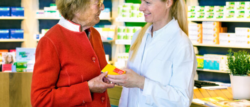 Ältere Kundin wird von PTA beraten