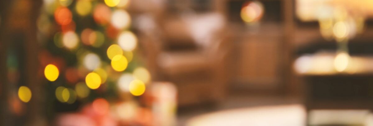 Ein unscharfes Bild eines geschmückten Tannenbaums.