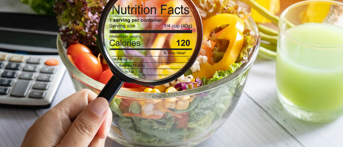 Ein Vergrößerungsglas zeigt die Inhaltsstoffe eines Salats