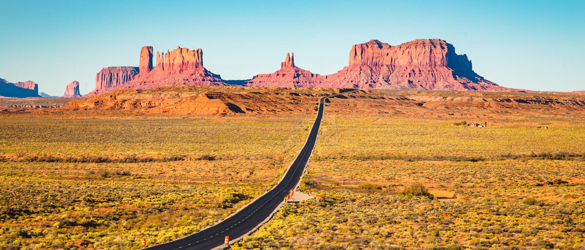 Nudging eine Straße führt zu einem roten Berg