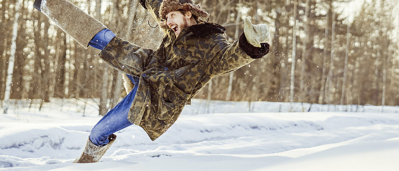Mann fällt in Schnee © Venerala / iStock / Getty Images