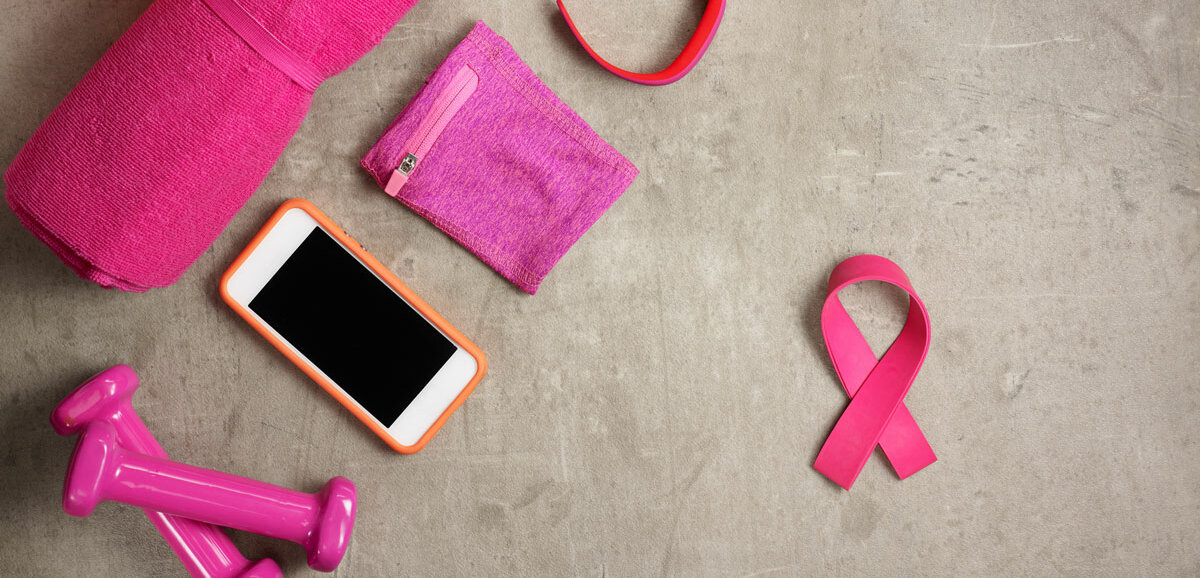Hanteln, Handtuch, Smartphone und rosa Bändchen geformtes Gummiband