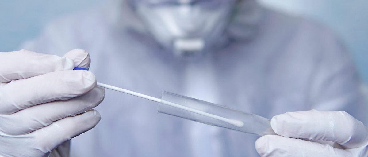 Test Medizinisches Personal macht einen Corona-Test.