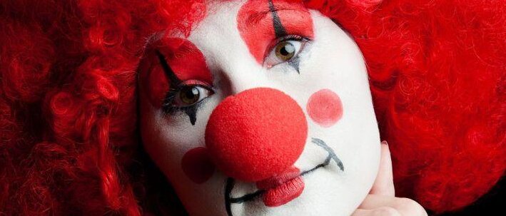 Clown mit rotem Haar