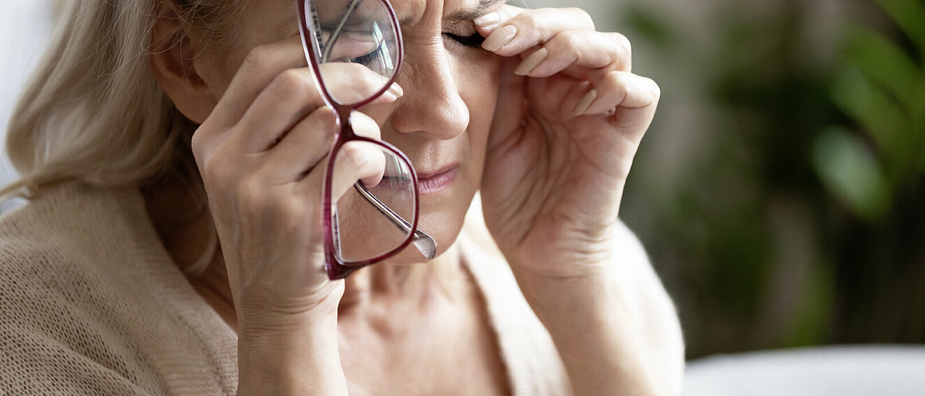 Frau reibt sich die Augen. © fizkes / iStock / Getty Images Plus 