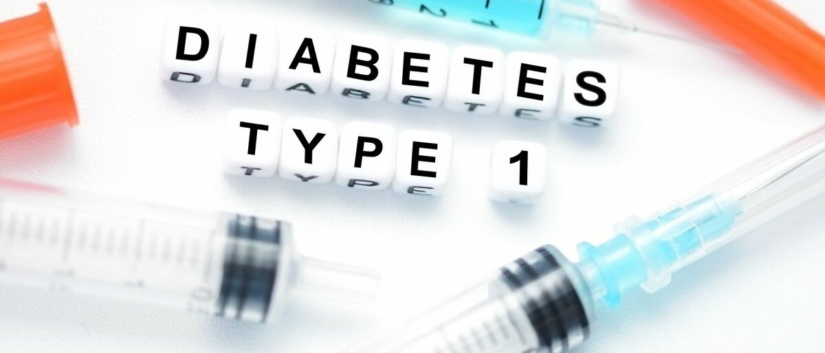 Typ-1-Diabetes Spritzen und Würfel auf denen „Typ-1-Diabetes“ steht auf weißem Untergrund.