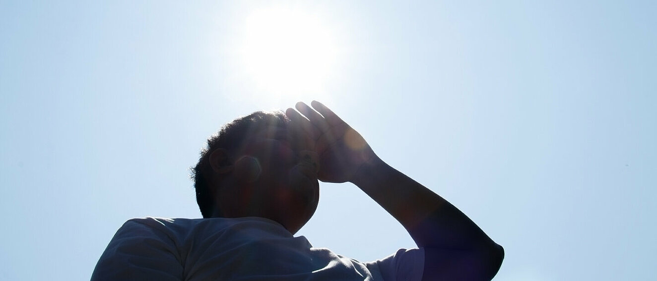Mann im Sonnenschein © PraewBlackWhile / iStock / Getty Images
