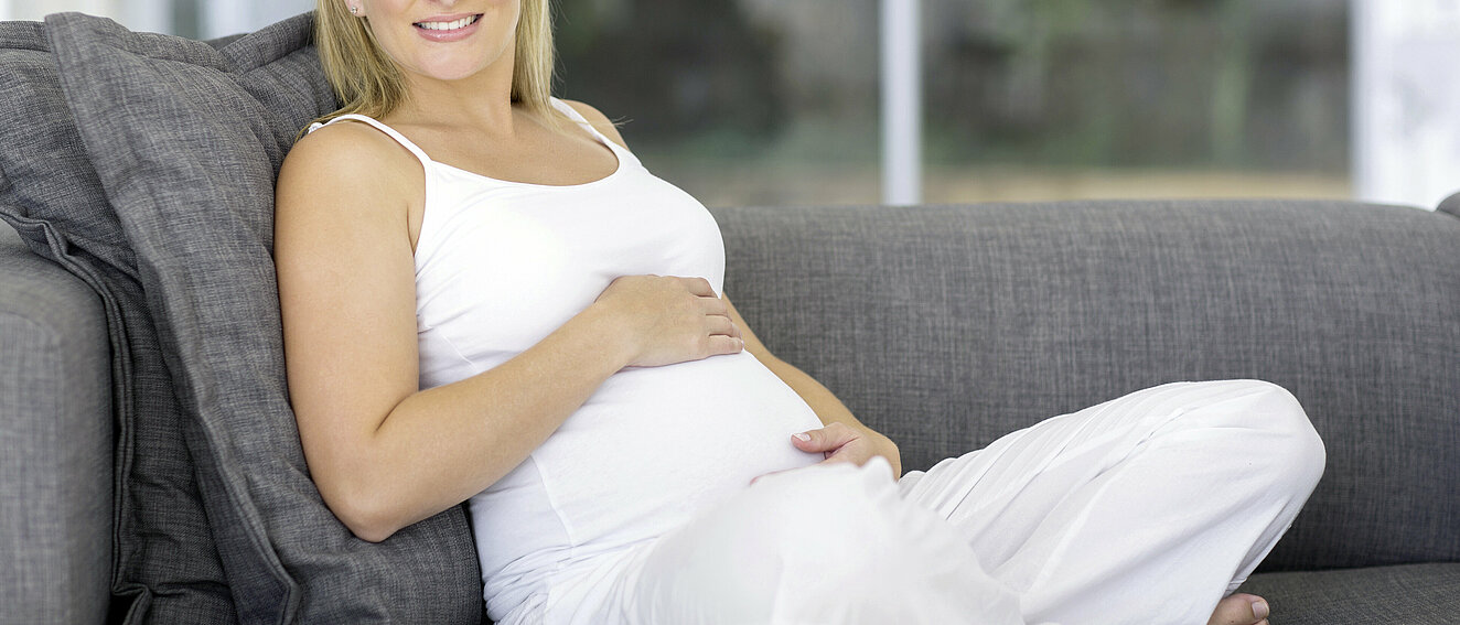 Schwangere auf Sofa © michaeljung / iStock / Thinkstock