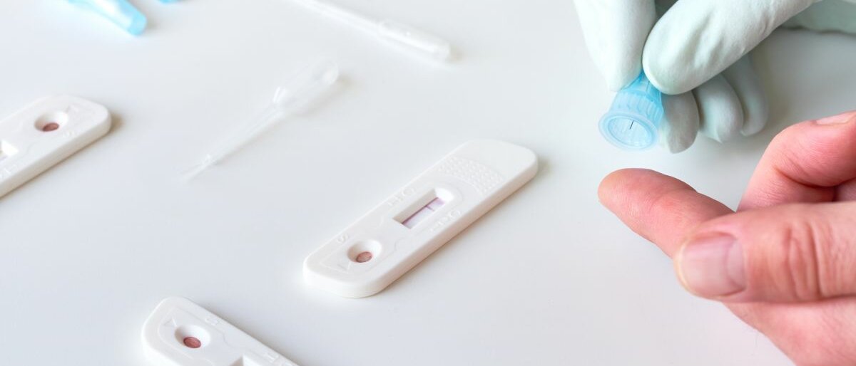 Blut wird aus einem Finger genommen.