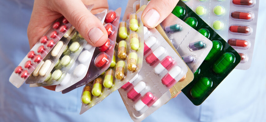 Hände halten viele Blisterpackungen Arzneimittel