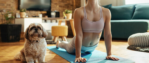 Frau macht Yoga-Übung. © Drazen Zigic / iStock / Getty Images