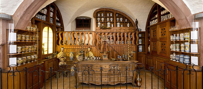 Deutsches Apotheken-Museum Die historische Offizin der Hof-Apotheke Bamberg wird im Deutschen Apotheken-Museum ausgestellt.