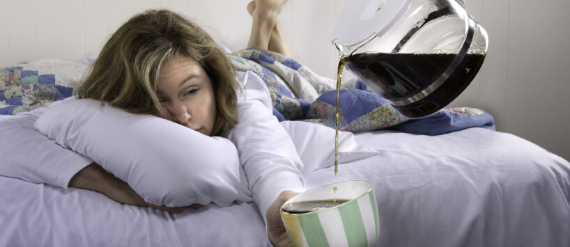 Frau liegt im Bett © cglade / iStock / Getty Images