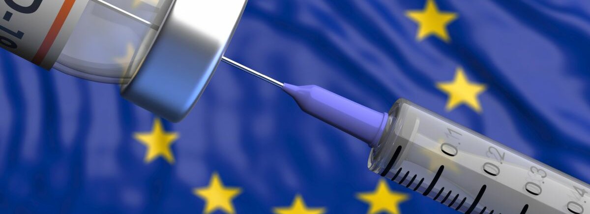 Der Corona-Impfstoff vor der Europa-Flagge