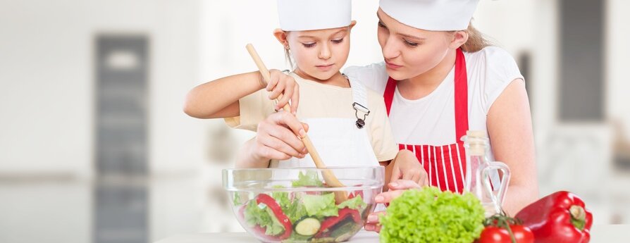 Mutter und Kind rühren Obst