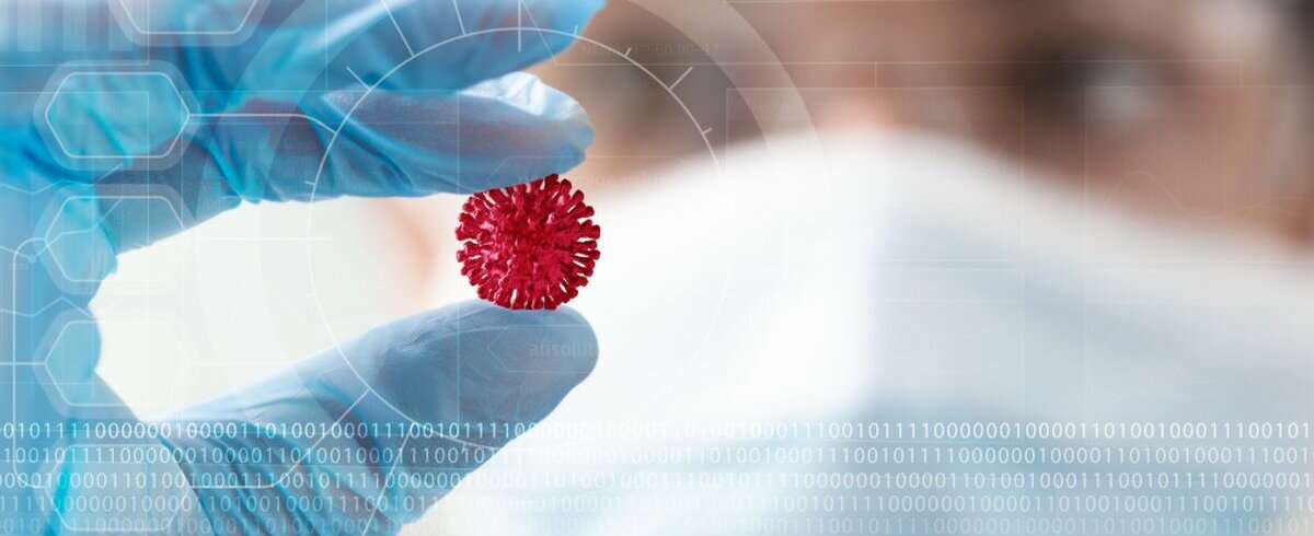 Eine Forscherin hält etwas in der Hand, das aussieht wie das Coronavirus.