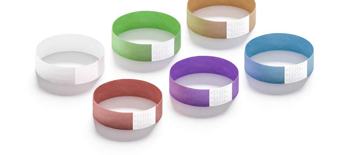 Sechs Papierarmbänder in verschiedenen Farben
