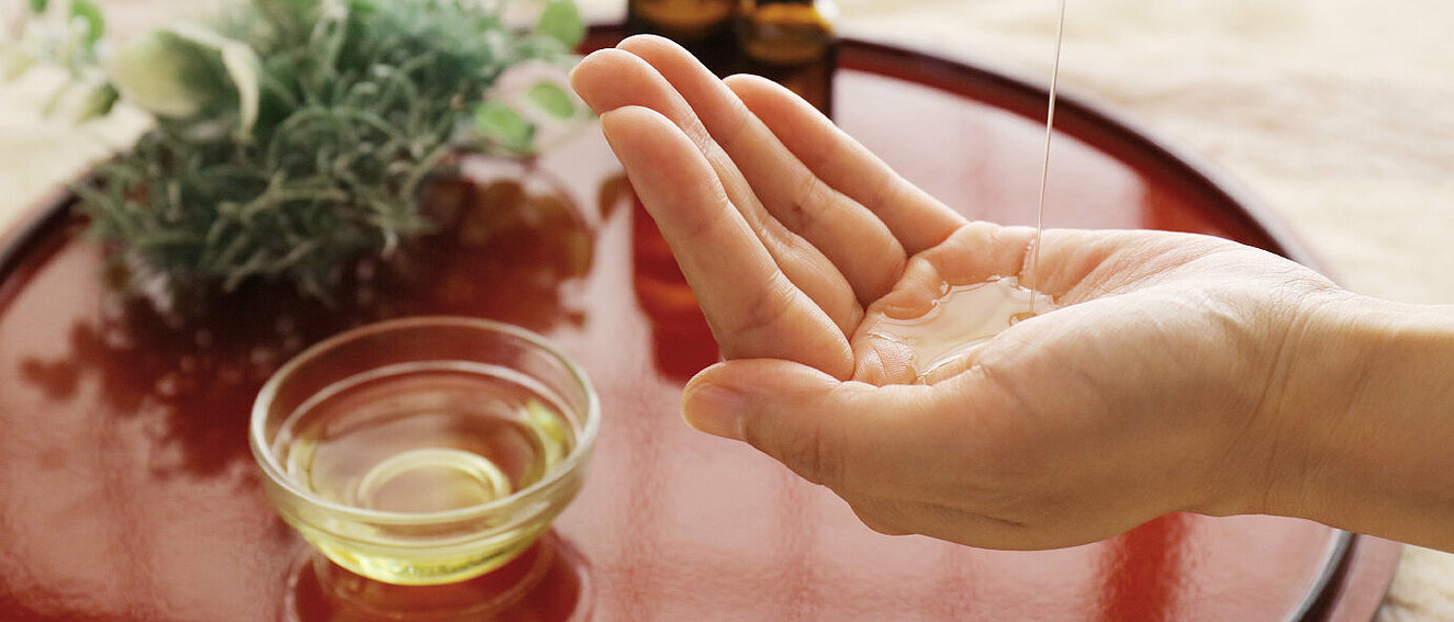 Öl in Hand © kukai / iStock / Getty Images