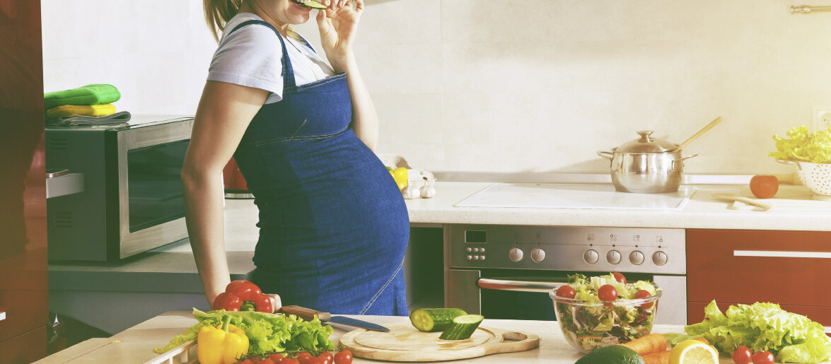 Schwangere in der Küche © Ivan Kruk / stock.adobe.com