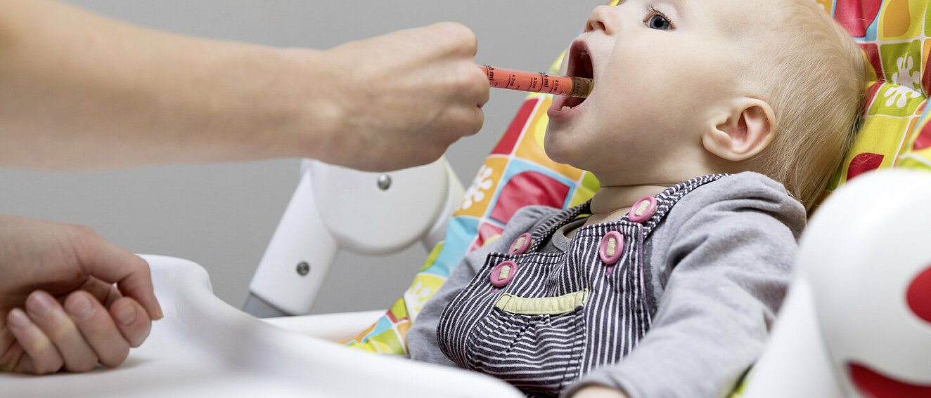 Kind wird gefüttert. © ronstik / iStock / Getty Images Plus