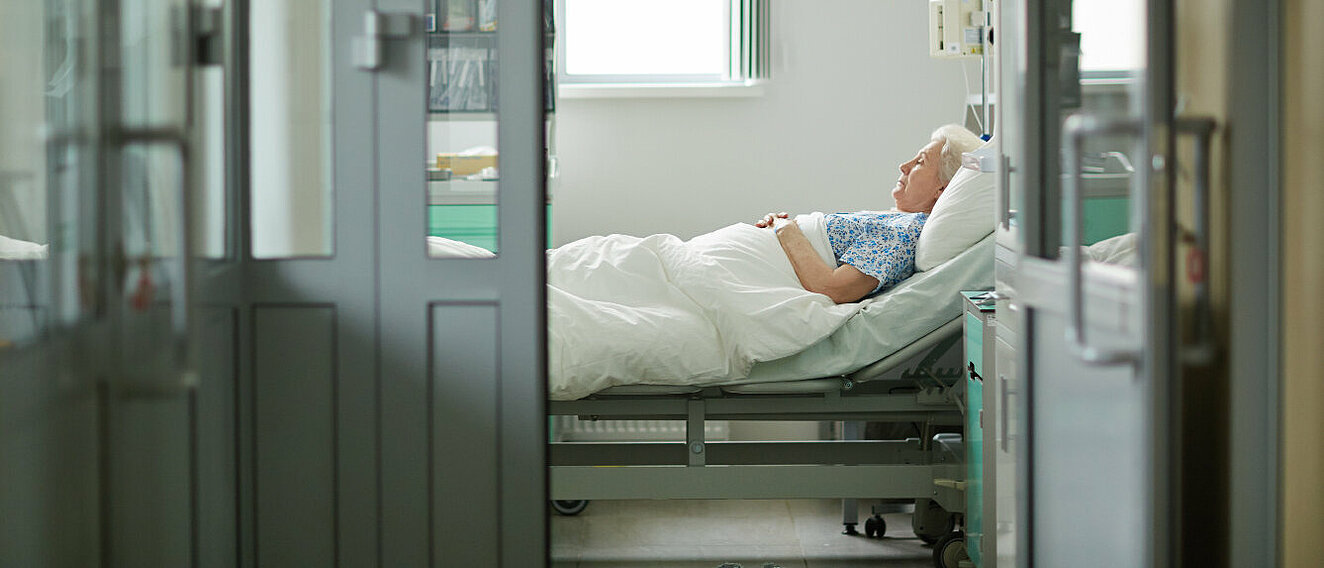 Frau im Krankenbett © shironosov / iStock / Getty Images