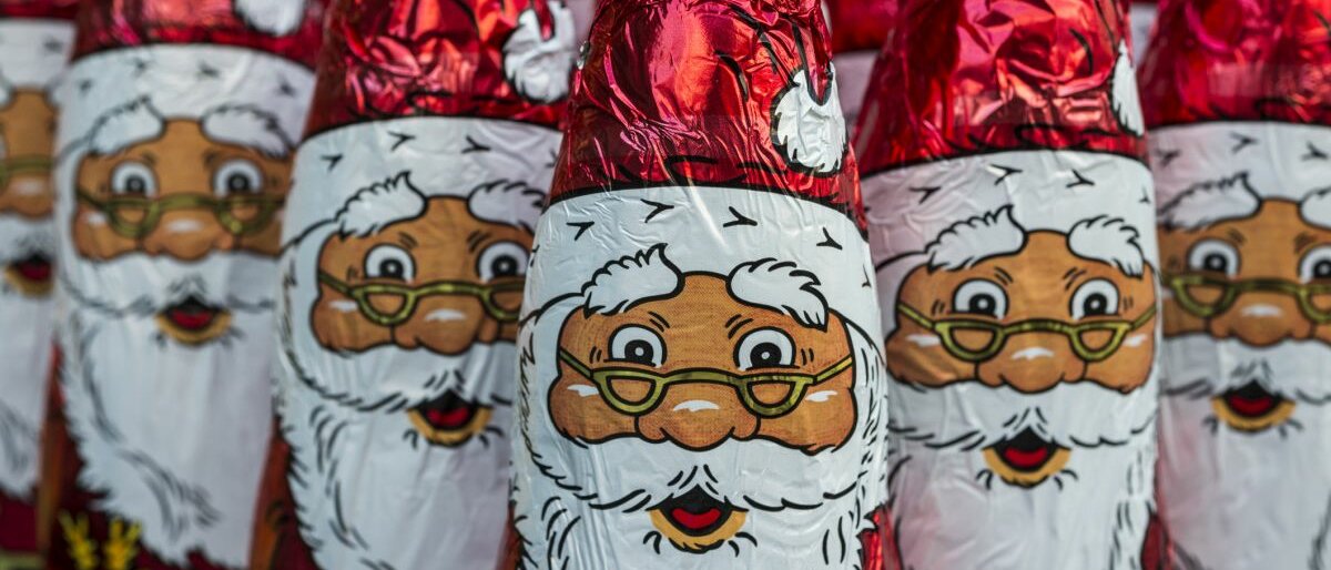 Viele Schoko-Nikoläuse eng aneinander gereiht.