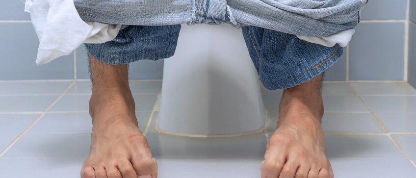 Mann auf der Toilette