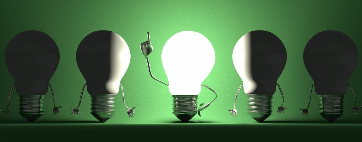 Glühbirne Mehrere Glühbirnen vor grünem Hintergrund.