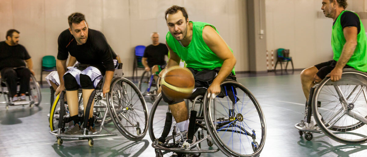Eine Gruppe Rollstuhl-Basketballer spielen
