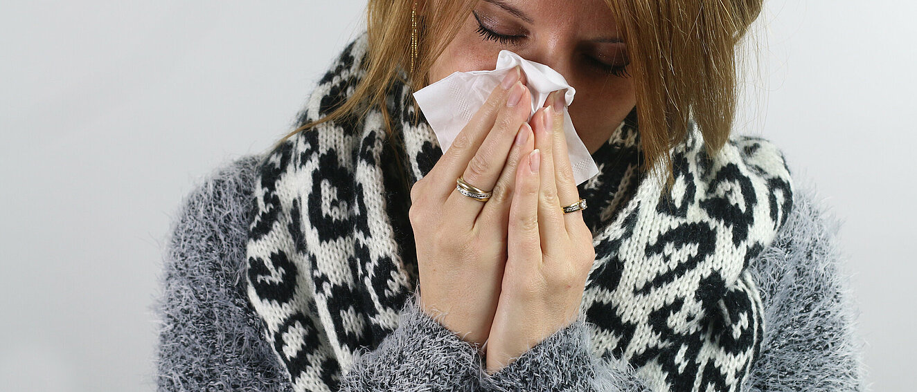 Frau putzt sich die Nase © zegers06 / iStock / Thinkstock